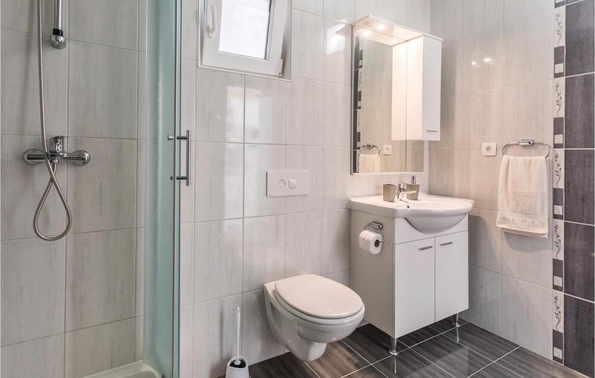 1 Bedroom Lovely Apartment In Komarna Klek Exterior photo