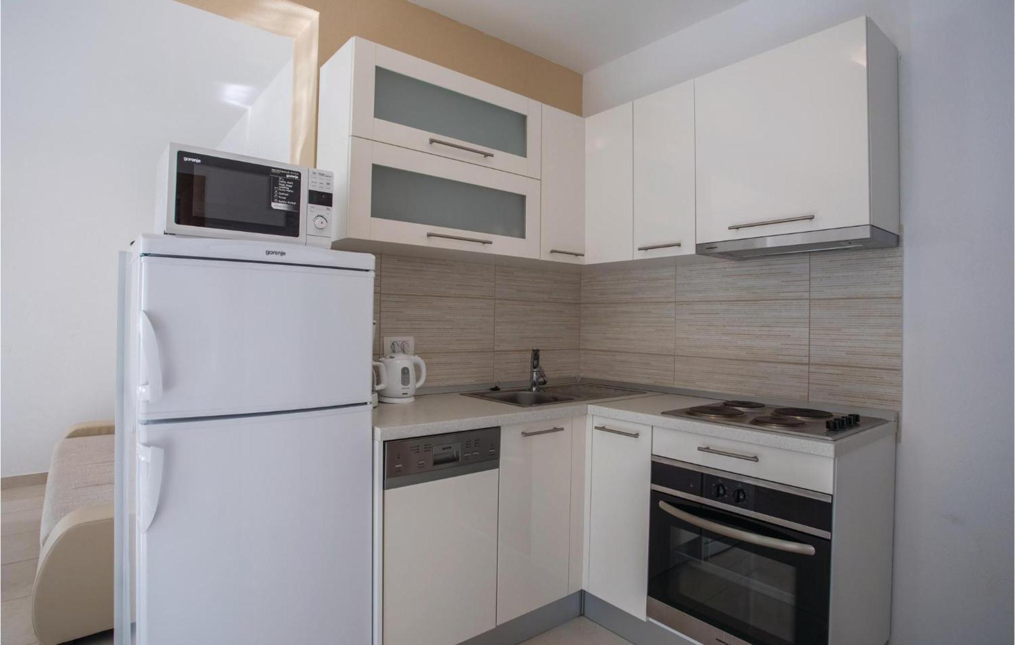 1 Bedroom Lovely Apartment In Komarna Klek Exterior photo