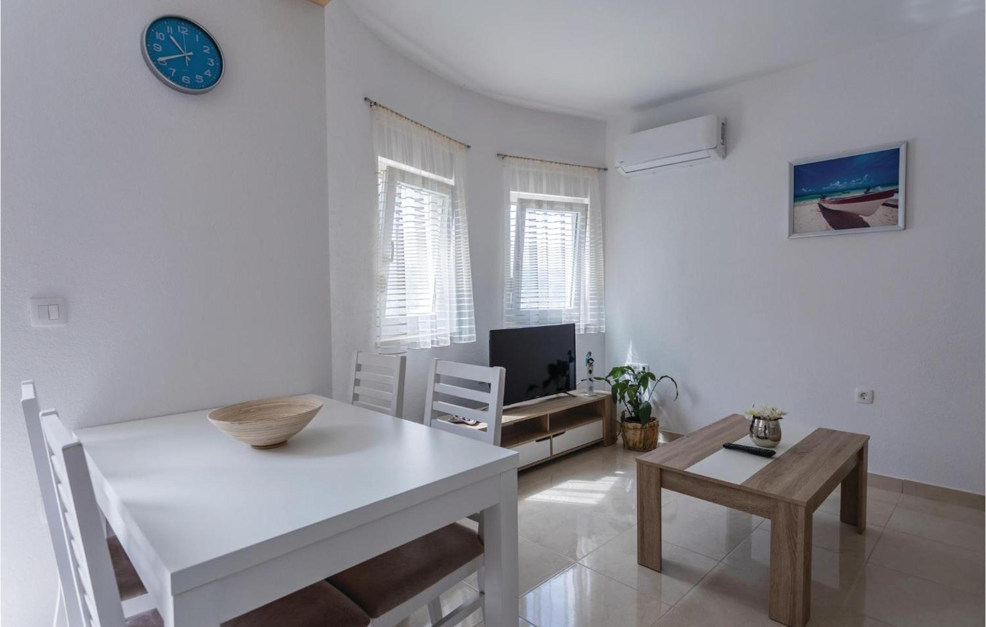1 Bedroom Lovely Apartment In Komarna Klek Exterior photo