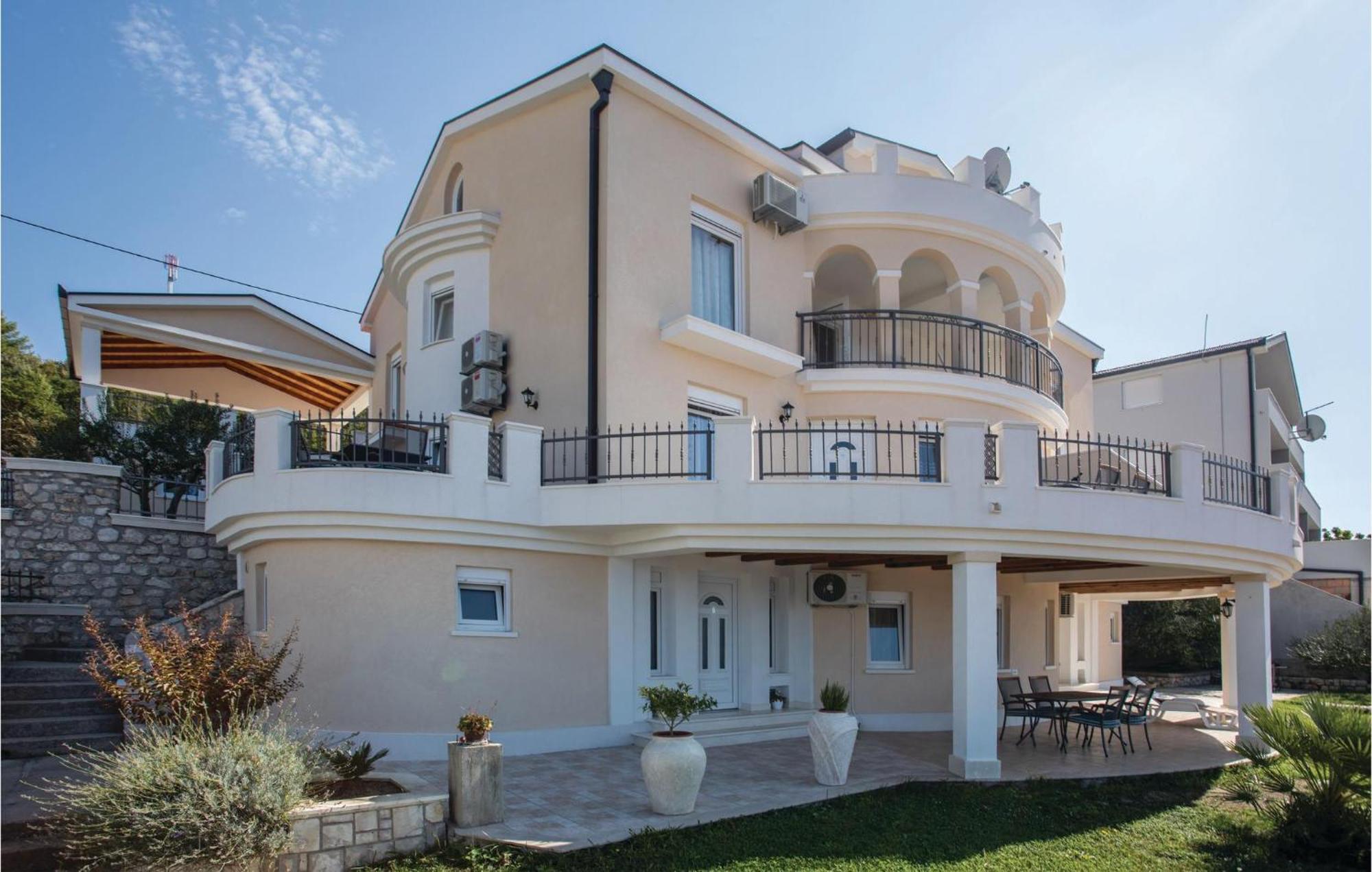 1 Bedroom Lovely Apartment In Komarna Klek Exterior photo