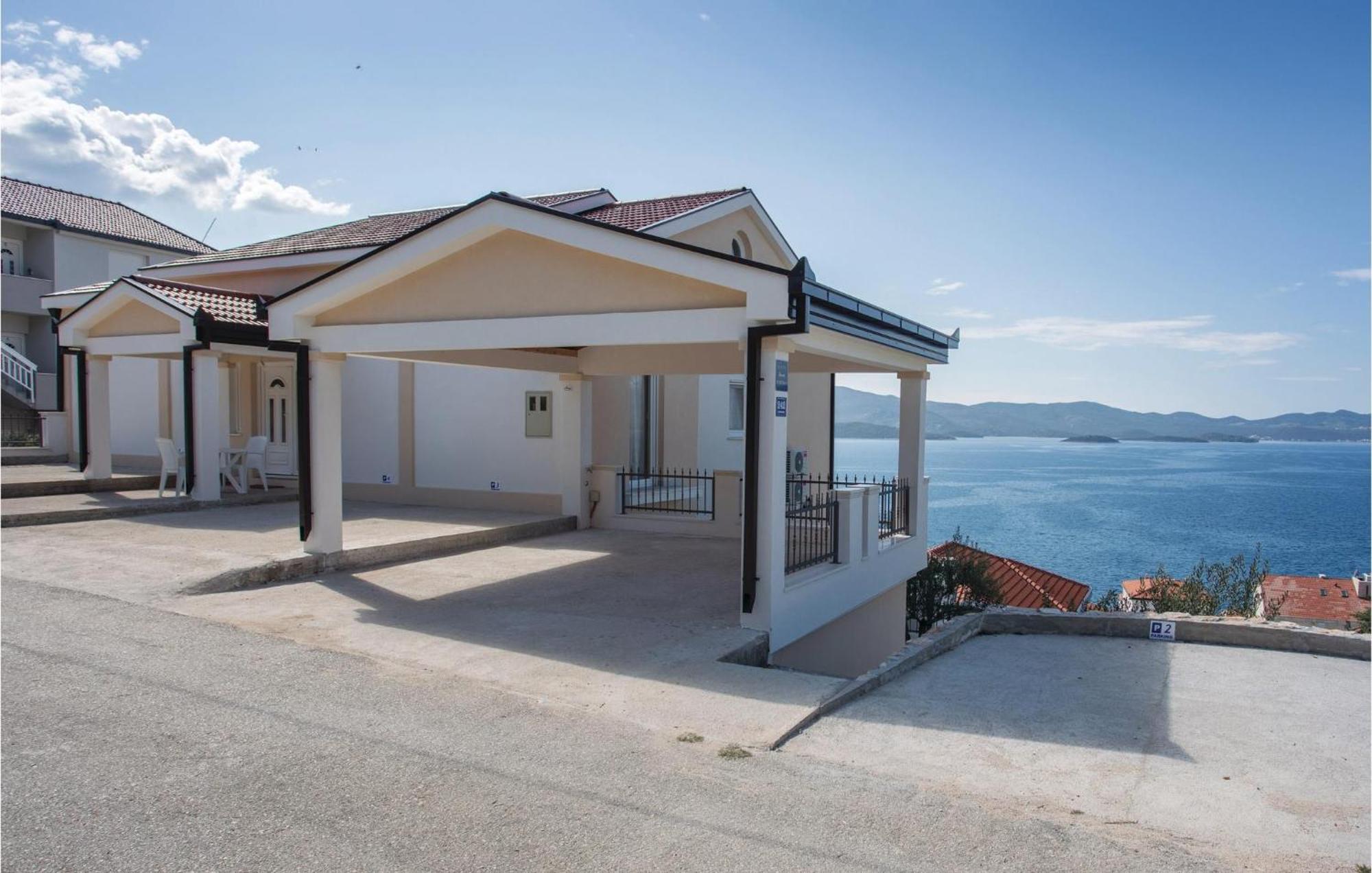 1 Bedroom Lovely Apartment In Komarna Klek Exterior photo